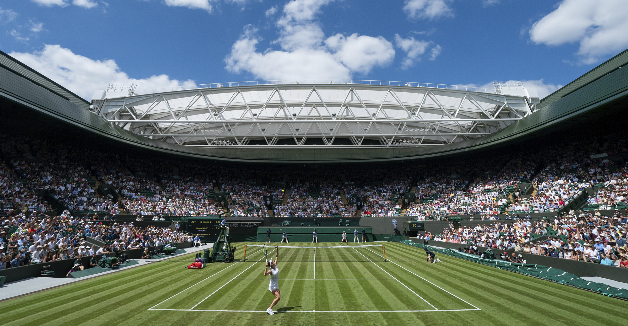 È in corso un incontro del singolare femminile sul campo n. 1 di Wimbledon, con il tetto retrattile aperto sopra una folla gremita